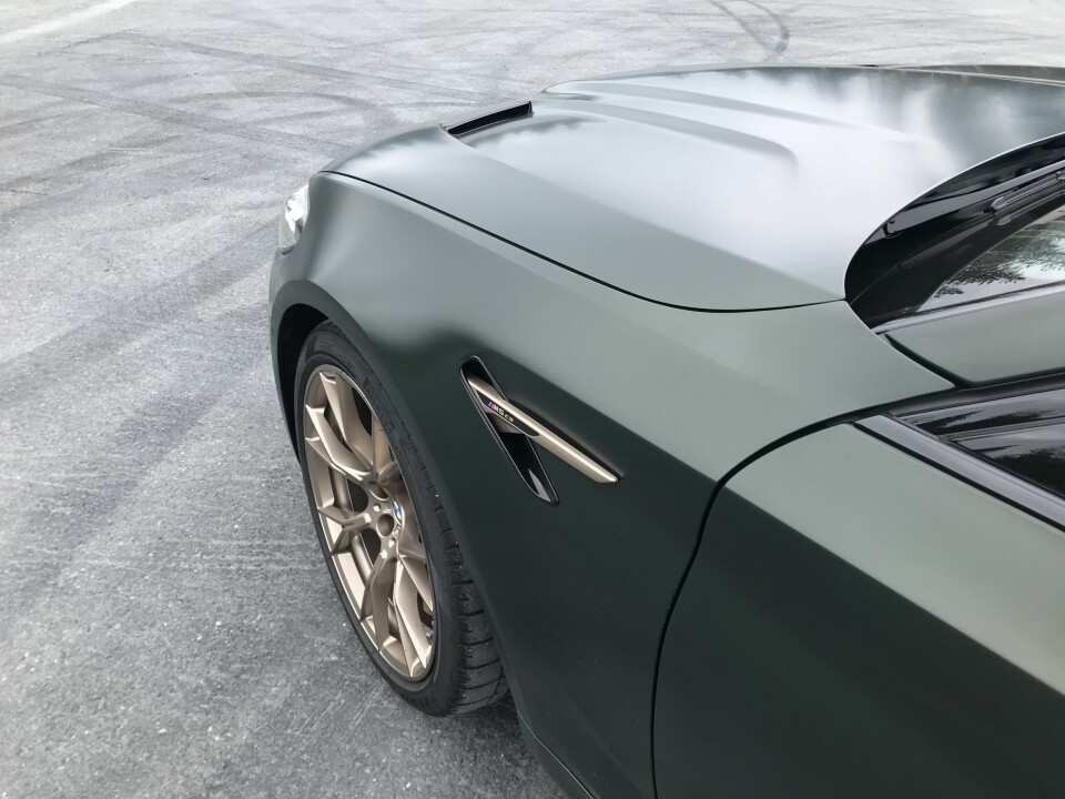 LUFTING: Ventiler på det bulende panseret.