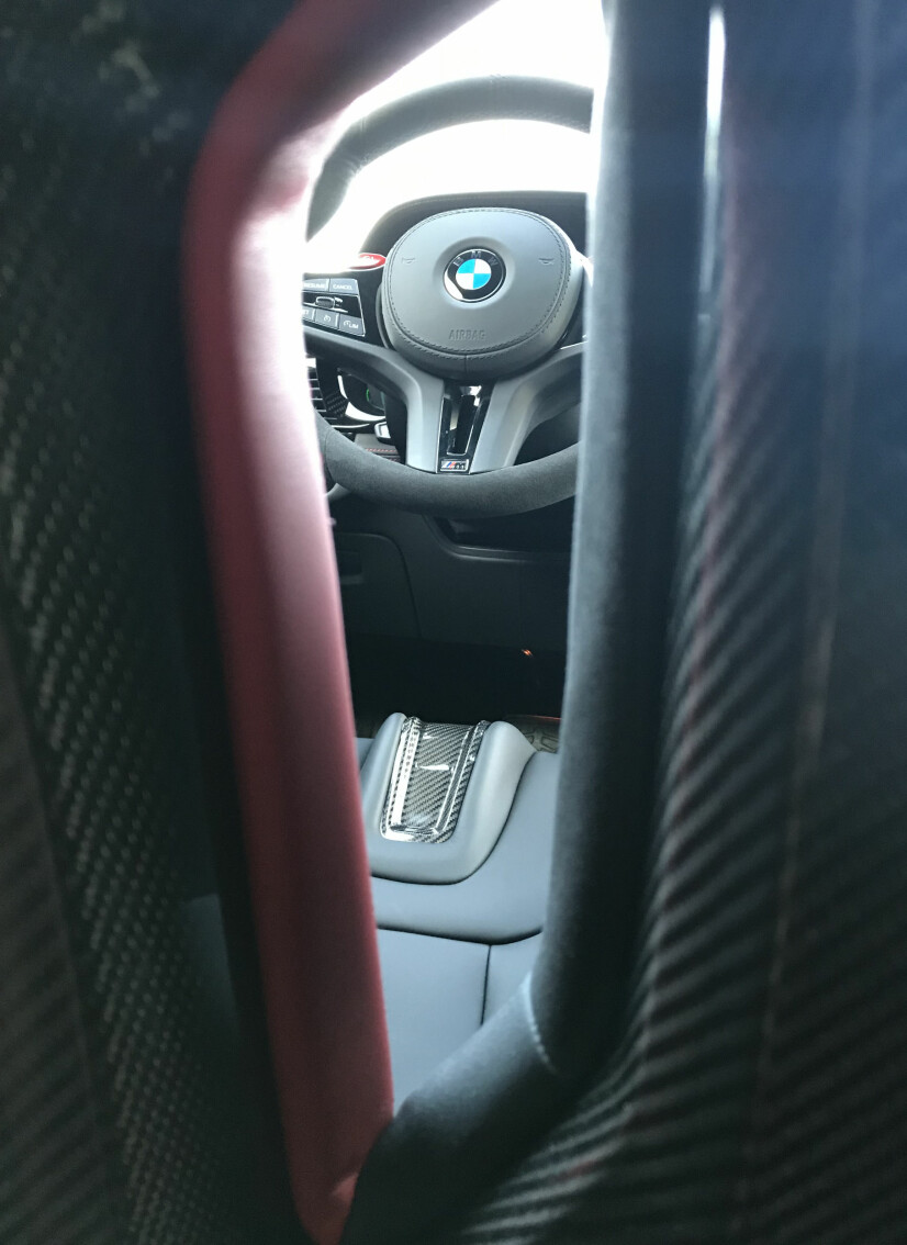 VENTILERING: Forsetene har store og åpne slisser seteryggen.