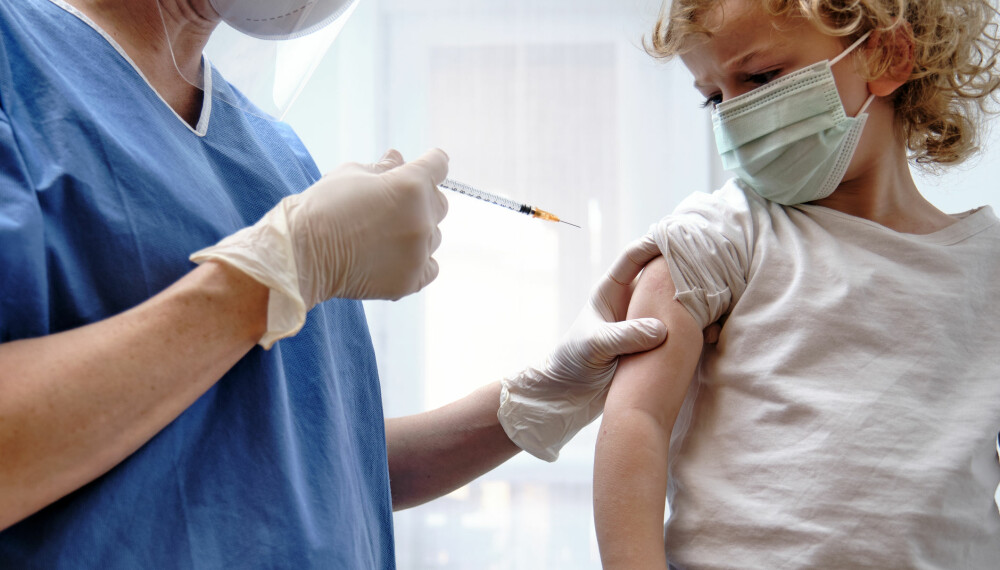 VAKSINASJON AV BARN: – Det er andre vurderinger som må gjøres for vaksinasjon av barn og ungdom, fordi de har mye lavere risiko for å bli alvorlig syke enn voksne, men likevel kan få bivirkninger av vaksinen, sier ekspert.