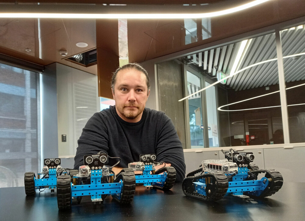 <b>JO FLERE, DESS BEDRE:</b> Jan Carlos Barca forsker på roboter som flyr og som beveger seg på bakken og er blant de fremste i verden på sitt felt. Disse såkalte eBugs er konstruert under Barcas ledelse for trening å styre robotene i formasjoner.