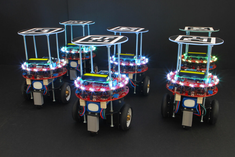 <b>FLOKKDYR:</b> Jan Carlos Barca bruker undervisnings-roboter for å lære studenter å programmere roboter.