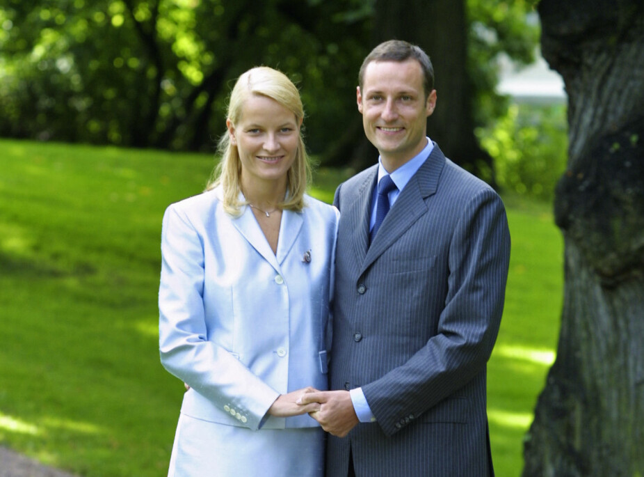 <b>SPENTE OG FORELSKET:</b> Kronprins Haakon og Mette-Marit Tjessem Høiby poserer for pressefotografene i Dronningparken.