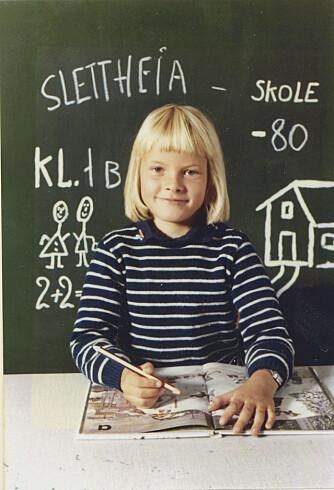 1980 Mette-Marit fotografert 1. skoledag på Slettheia skole, 7 år