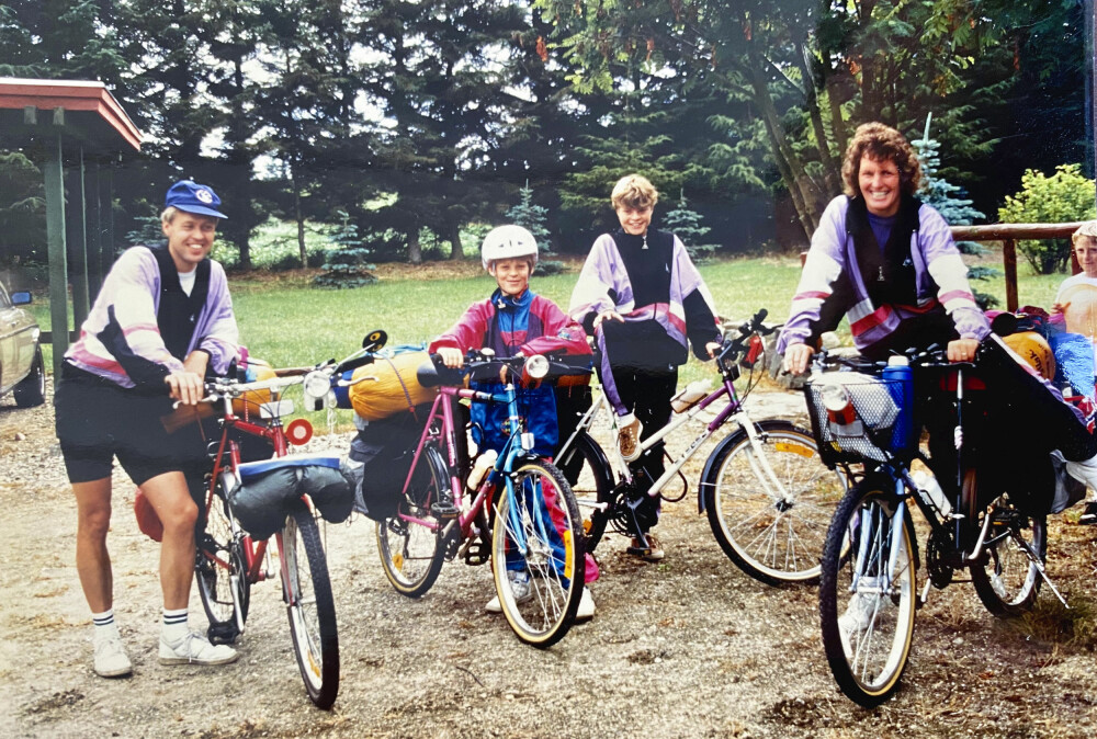 <b>PÅ SYKKELFERIE:</b> Pappa Erik (t.v.), Bjørnar, storesøster Kaia og mamma Åse Berit på sykkelferie i Danmark med motvind hele veien. 