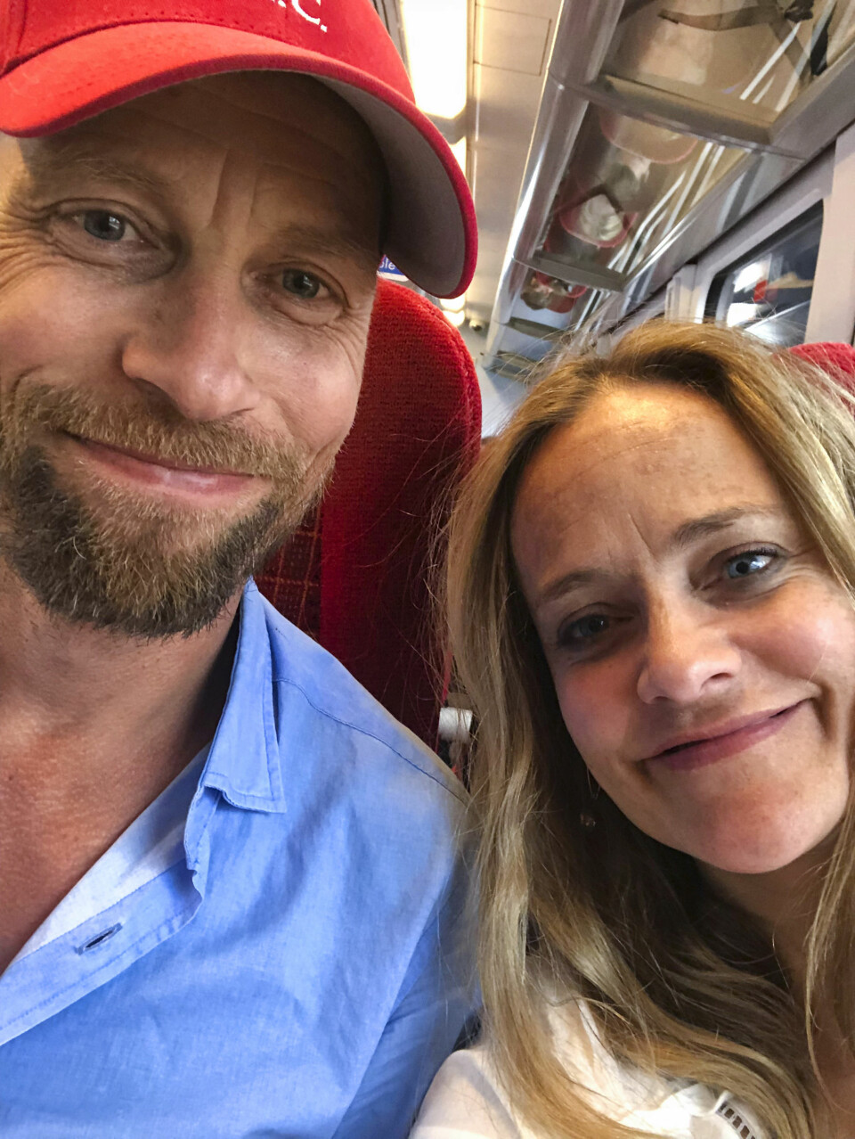 LIVERPOOL FAN: Henriette og Rune på fotballtur, der Liverpool-fansen spanderte øl fordi de syntes Rune lignet på treneren Jürgen Klopp.