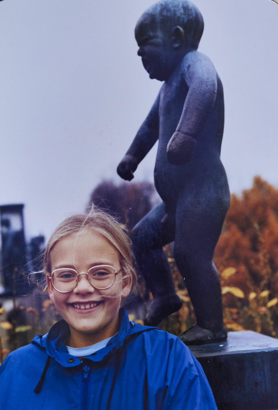GLAD: – Jeg hadde tykke brilleglass og var god på skolen, men kvalifiserte trolig ikke til å bli kalt kul, sier Henriette. Hun var elevrådsformann og politisk aktiv i Natur og ungdom.
