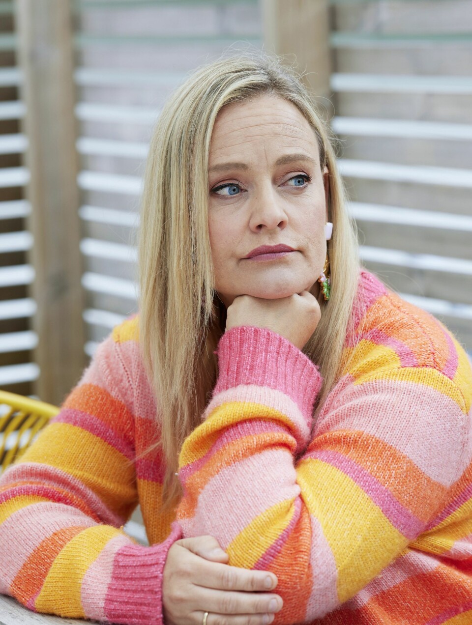 BEKYMRER SEG: – Jeg er en katastrofetenker, sier Henriette. Heldigvis har mannen Rune en beroligende virkning på henne.