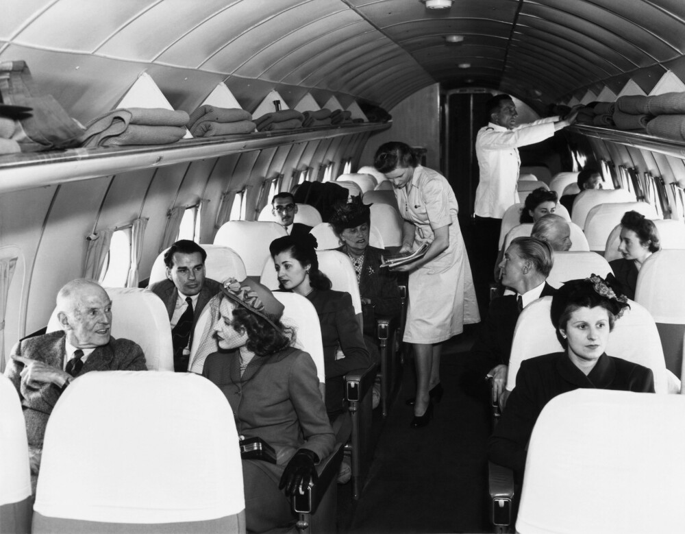 <b>KELNERE:</b> Constellation-kabinen bød på kelnere i hvite jakker. På veien mot London ble kabinpersonalets viktigste oppgave å roe ned passasjerene.