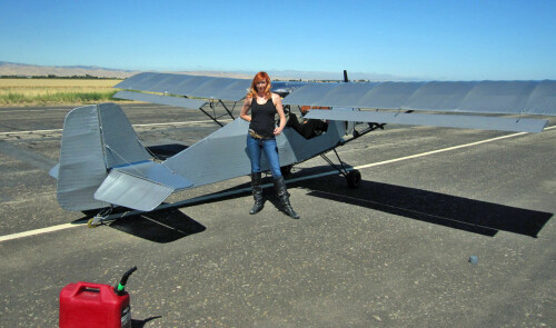 Mythbusters´ Kari Byron med det som er verdens første og eneste fly av gaffatape.