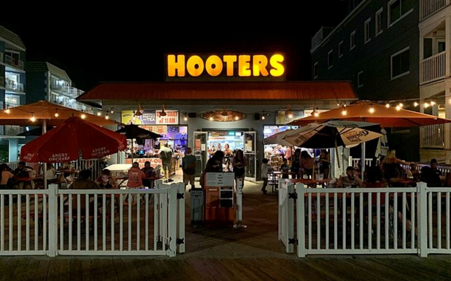 <b>SUVENIR-JAKT:</b> Erika Sifrit og Ben Sifrit brøt seg inn i denne Hooters-restauranten etter stengetid. Det skulle resultere i oppklaringen av dobbeltdrapet på et savnet turistpar. 