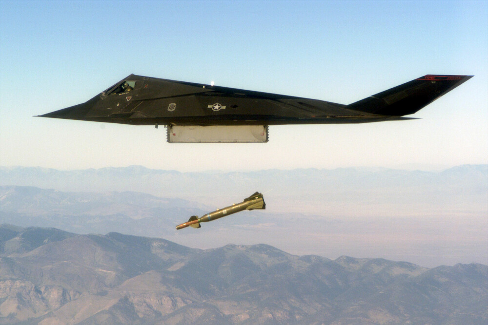 <b>PRESISJON:</b> Ved hjelp av laserstyrte bomber kunne F-117 i ro og mak sikte seg inn på bakkemål en høy presisjon. Ved ett tilfelle sendte flyet en bombe ned gjennom heissjakten i en bygning i Bagdad.