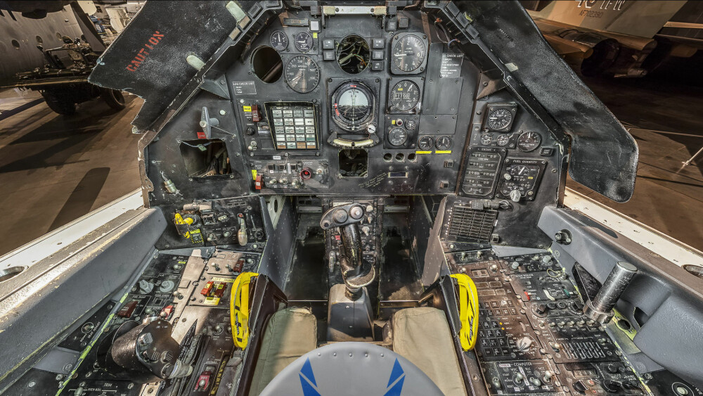 <b>KONVENSJONELL COCKPIT:</b> Innvendig var cockpiten av det mer konvensjonelle slaget. Selv om ytelsene var sparsomme, var det bare kremen av jagerpiloter som fikk fly F-117.