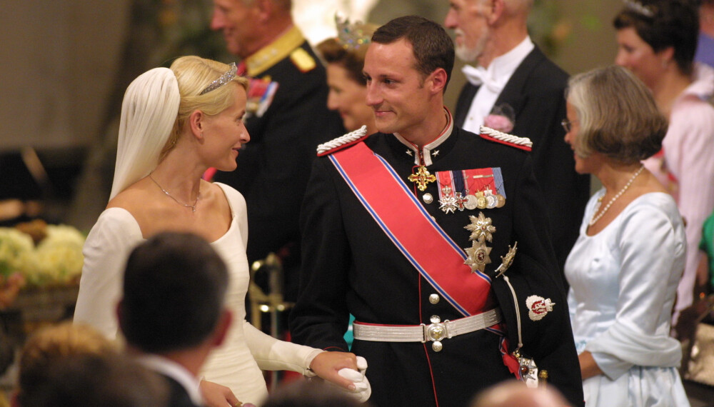 BEGGE VAR RØRT: På vei ut av Oslo domkirke utvekslet det nygifte paret et varmt blikk. Til høyre i lyseblå kjole, brudens mor Marit Tjessem.