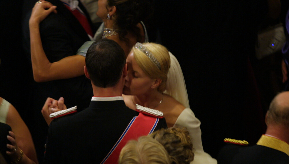 BRYLLUPSVALSEN: HKH Mette-Marit kysser kronprinsen på kinnet under bryllupsvalsen og slottsmiddagen.