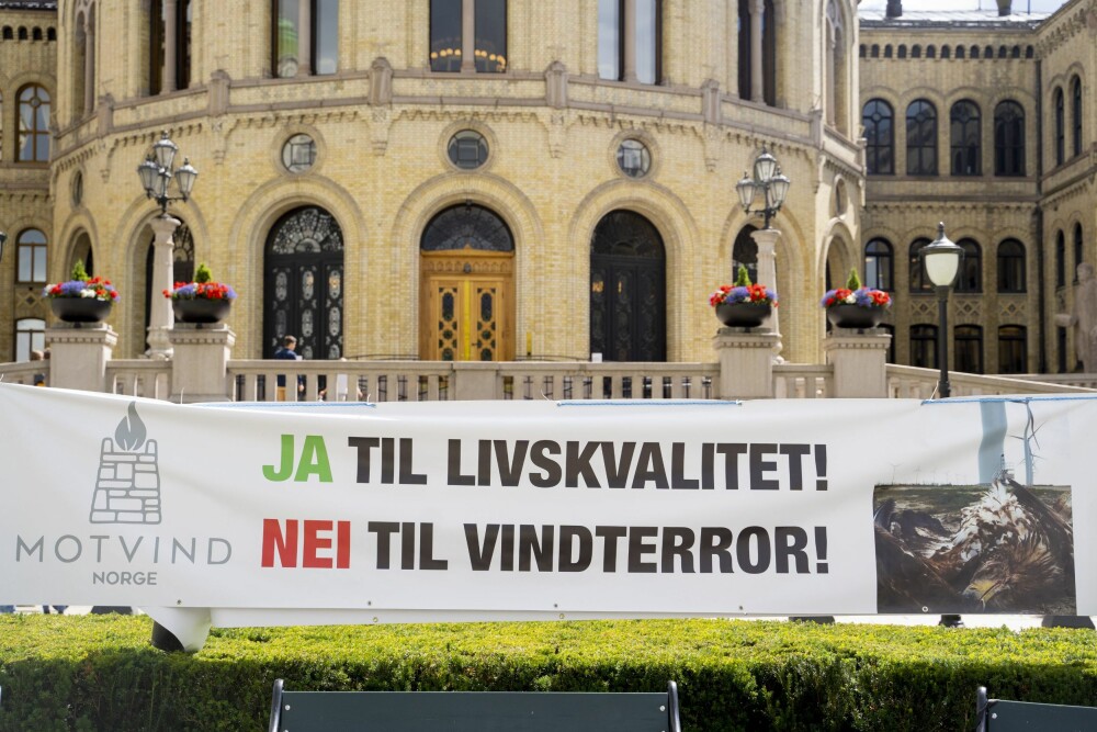 <b>MOT­STAND:</b> Vind­kraft på land har møtt øken­de mot­stand i Norge. Her fra en de­mon­stra­sjon i regi av «Mot­vind» i fjor som­mer. (Foto: Fred­rik Hagen/NTB)