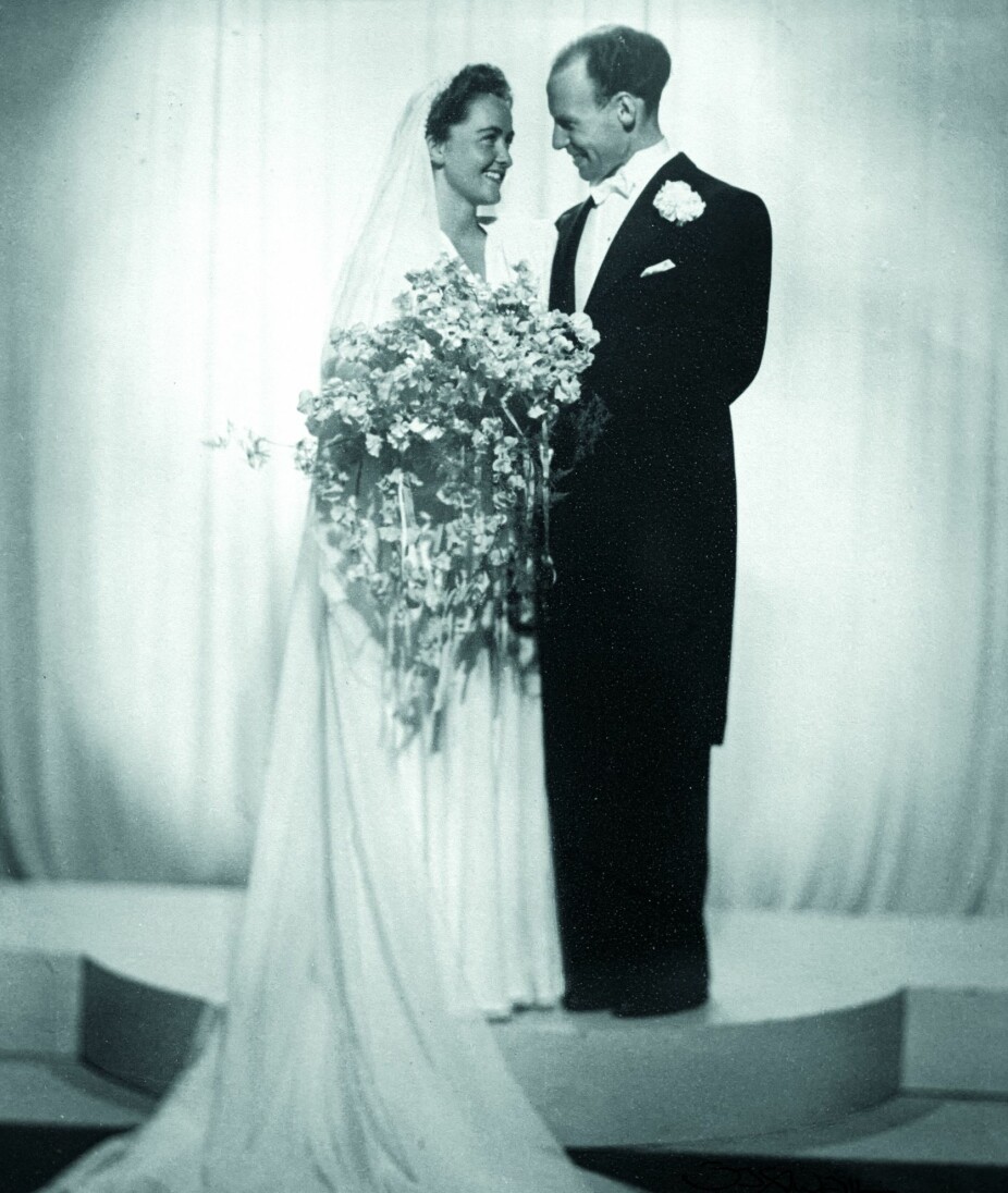 <b>BRYLLUPSDAGEN:</b> – Se, så forelsket vi er, ler Grace når hun viser frem bryllupsbildet fra 1943.