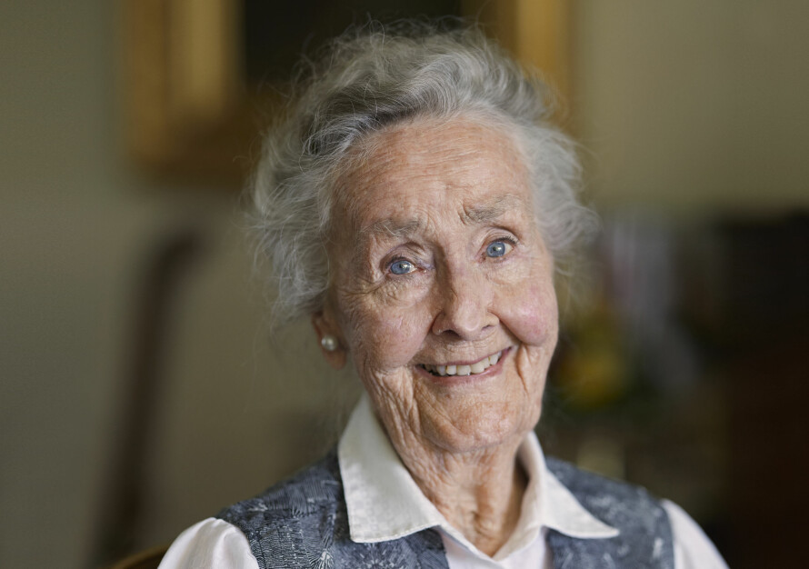 SPREK 101-ÅRING: Grace Bjercke ble født da Oslo ennå het Kristiania. Til tross for sin høye alder, bor hun hjemme og klarer seg selv. Hun kommuniserer med familien og spiller på iPad.