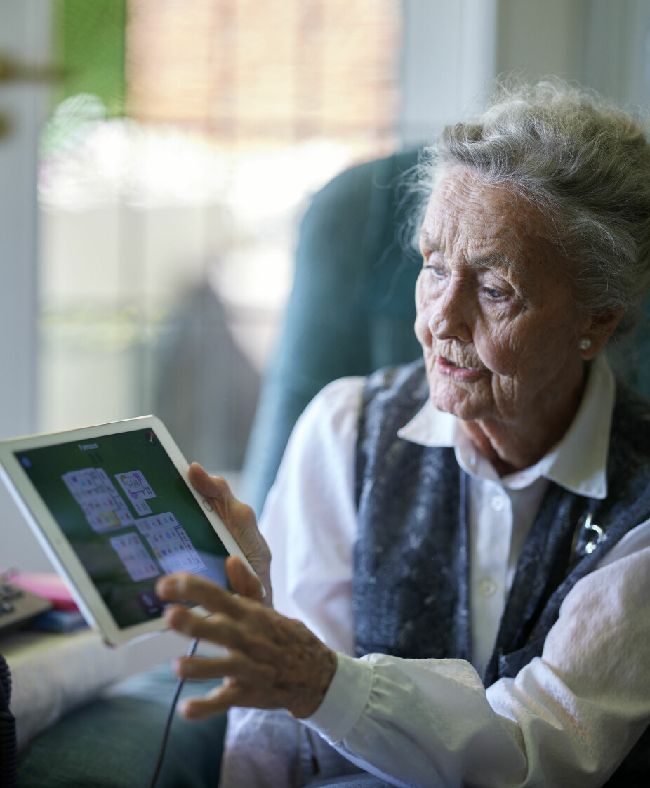 <b>TRIMMER HJERNEN:</b> – Det har blitt mye alenetid under pandemien, men heldigvis har jeg iPaden, sier 101 år gamle Grace Bjerke.