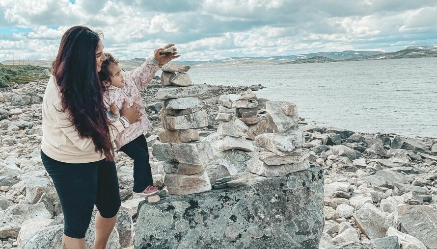 TRADISJON: For familien har det blitt en tradisjon å legge på en stein for Olivia. Dette gjorde de da de var på tur og besøkte graven til Olivia.