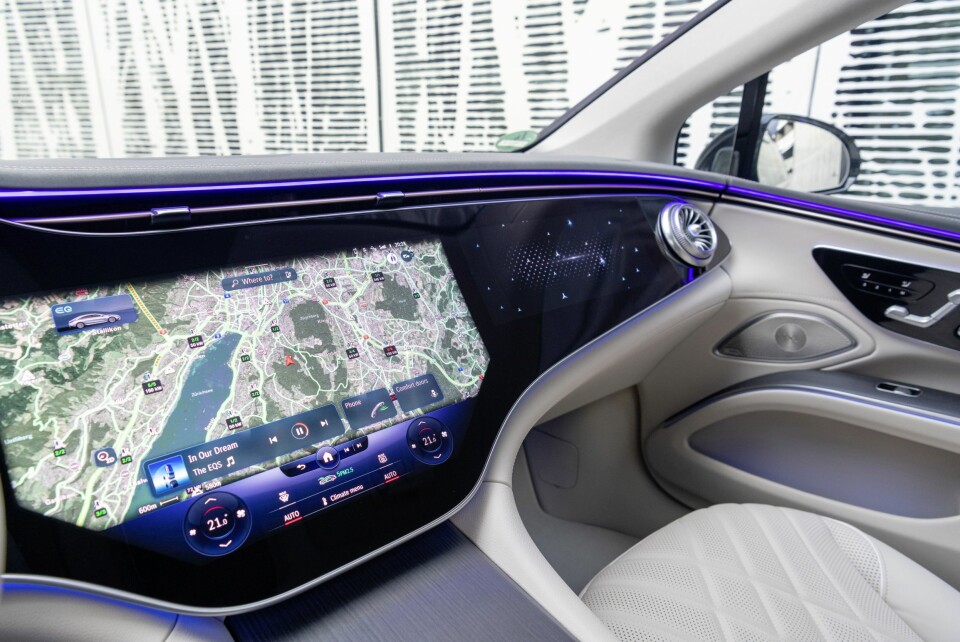 HYPERSCREEN: Det mest imponerende med EQS er den 1,4 meter brede Hyperscreenen – en diger glassoverflate som dekker tre skjermer. Pent.