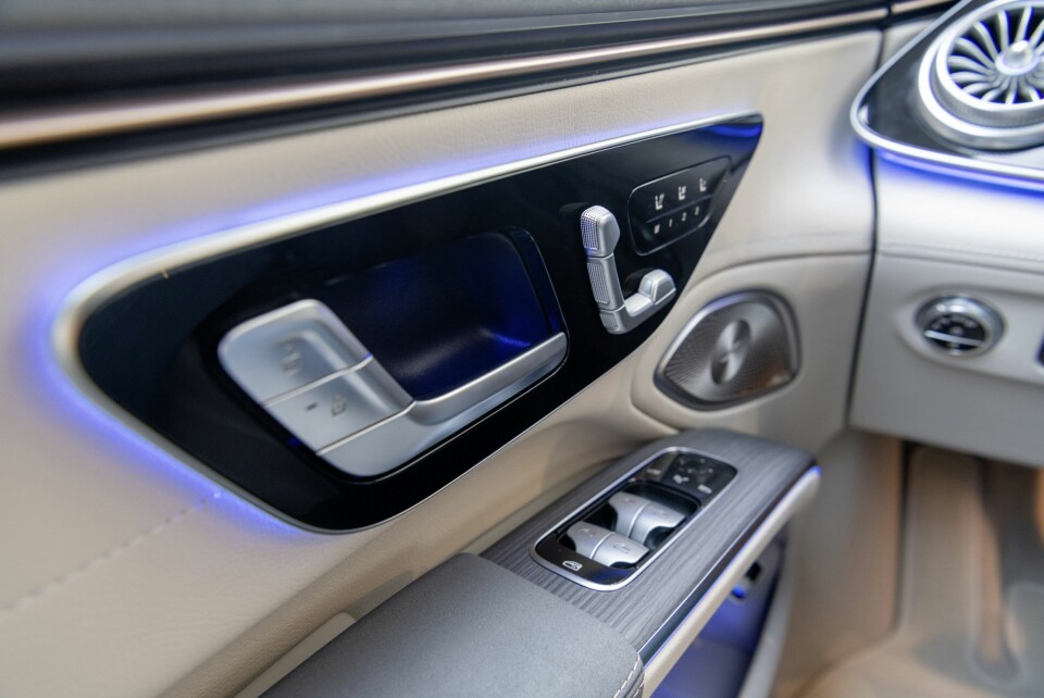 STOL PÅ DENNE: Seteinnstillingen er den samme som i S-klasse. Rykk i dørhåndtaket og døren åpner seg automatisk og smidig.