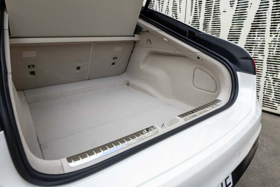 PLASS: Stort bagasjerom, men med et ganske simpelt bagasjeromstrekk.