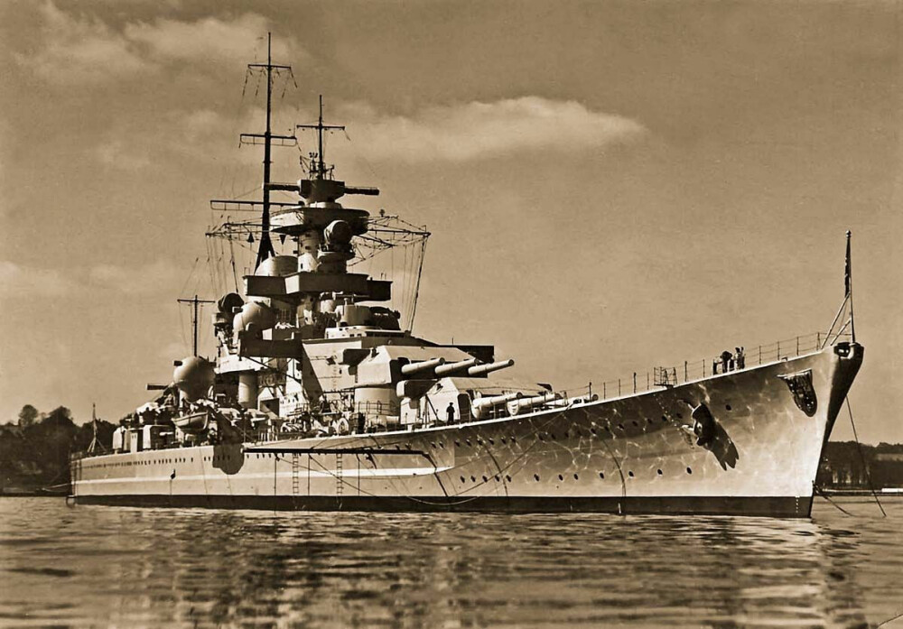 <b>TRIPPELKANON:</b> «Gneisenau» var «Scharnhorst»s søsterskip. Trippel­kanonene ble skiftet ut etter at skipet ble bombet. Den ene fant et hjem på Austrått fort.