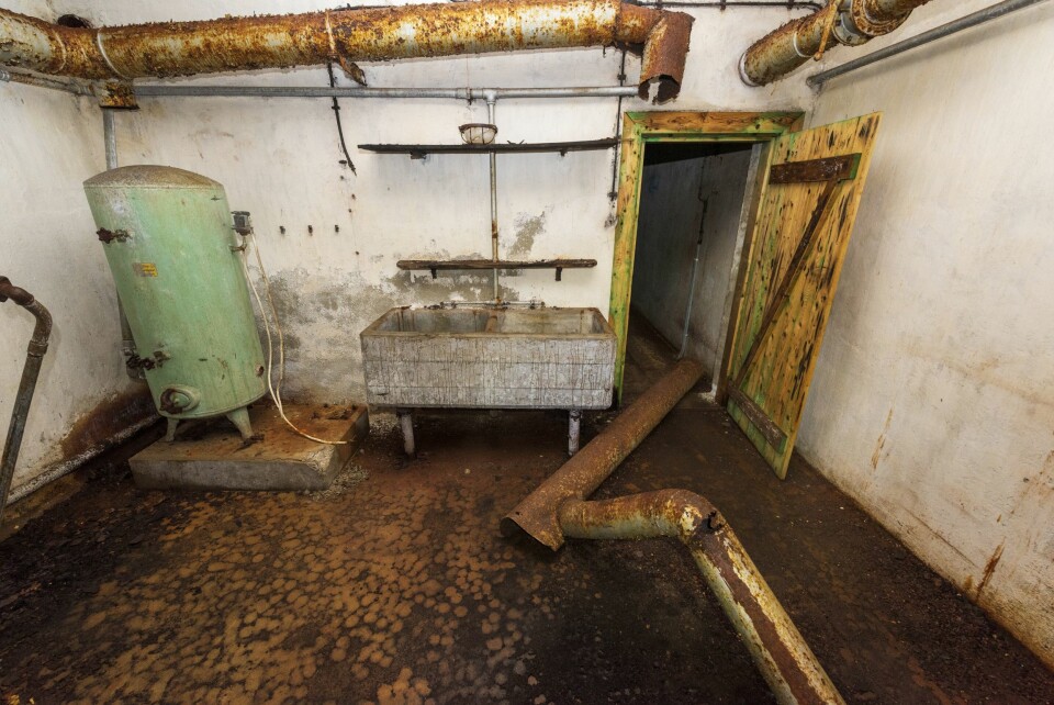 KJØKKEN: Engang var dette nazistenes kjøkken. Den grønne vanntrykkstanken står igjen i fjellanlegget.