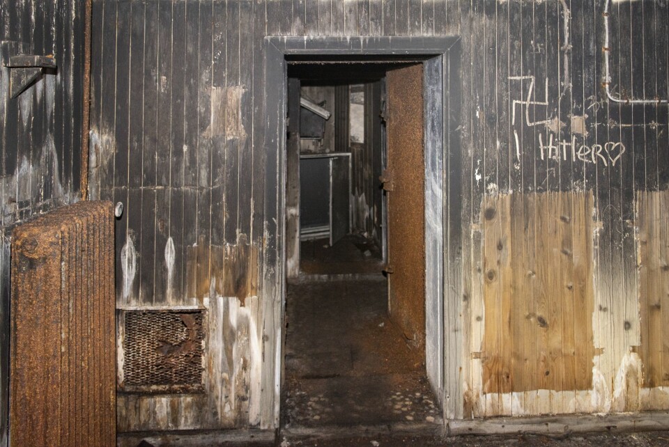 UBUDNE GJESTER: Planleggingsrommet til nazistene. Veggene er sorte av brann. Det er et åpent hull i gulvet, rett ned til første etasje.