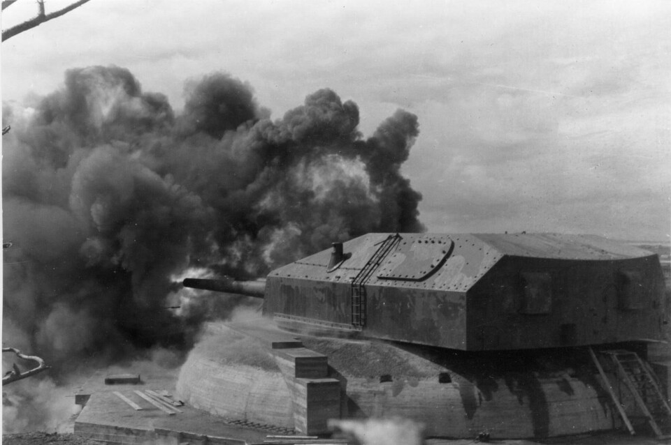 FYR!: «Gneisenau»s trippelkanon fyrer av en prøvesalve på Austrått under krigen.