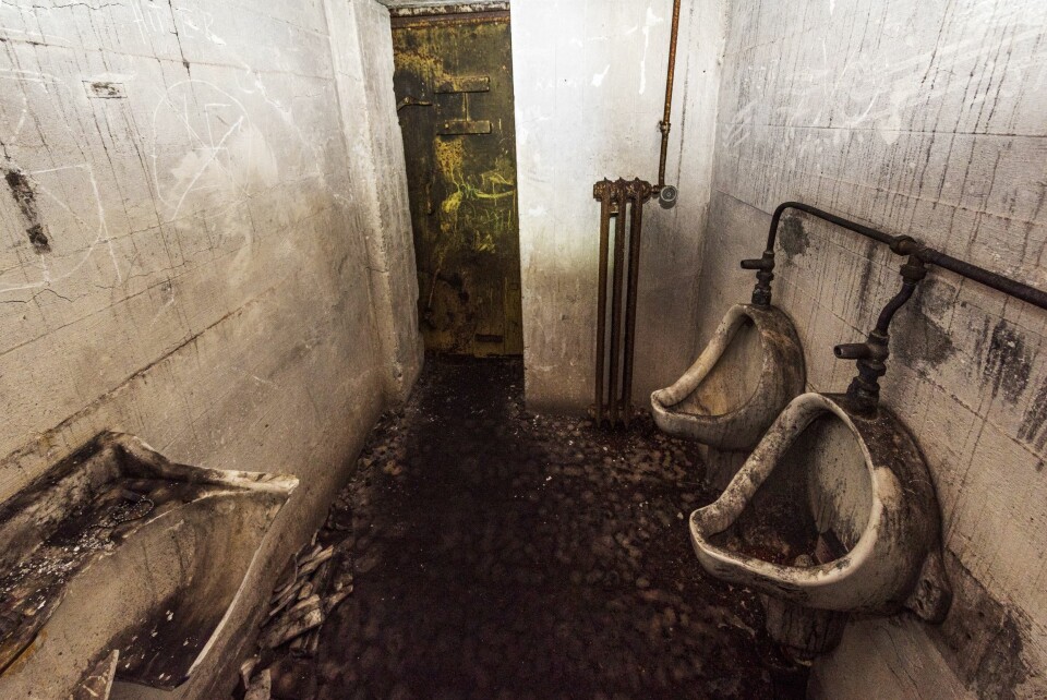 URINALET: Urinalet har sett bedre dager. Det har nok de som brukte det også.