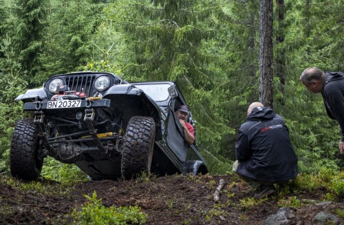 <b>LIRKER BILEN OVER:</b> Erik Bjørn Arntzen fra Hamar har lang erfaring med biler og tjukk skog. Her lirker han sin store Jeep Wrangler over en bakke­kam.