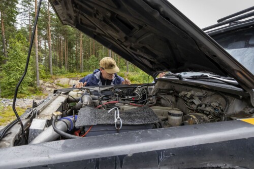 <b>TEKNISK KONTROLL:</b> Jan Tore sjekker det tekniske. Ingen forurensende feil får forekomme i skogen.