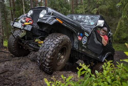 <b>LIRKER BILEN OVER:</b> Erik Bjørn Arntzen fra Hamar har lang erfaring med biler og tjukk skog. Her lirker han sin store Jeep Wrangler over en bakkekam.