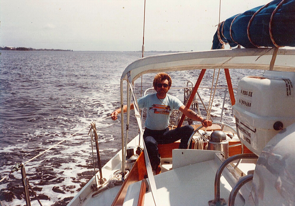 <b>MR. TAMBOURINE MAN:</b> En ubekymret Leslie i seilbåten «Mr. Tambourine Man» som han investerte i etter et vellykket bankran i Florida i 1983. Den ble senere bant annet brukt til en dramatisk flukt med FBI i hælene.
