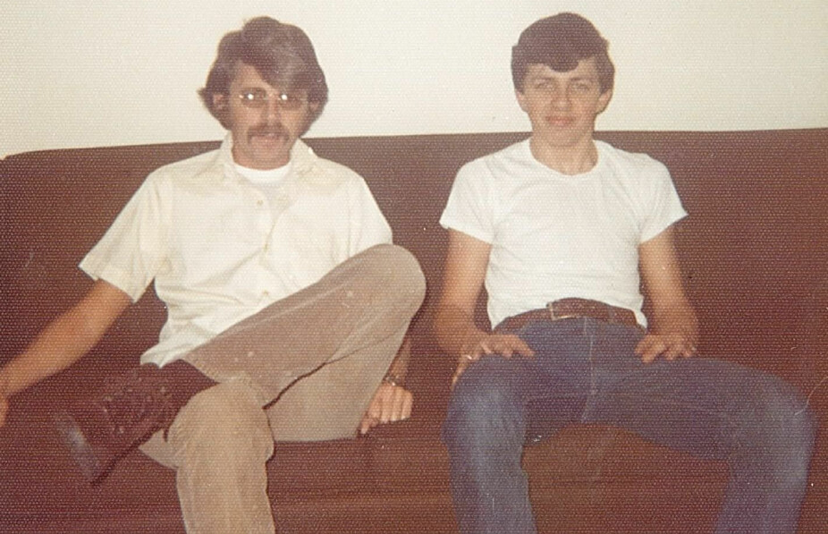 <b>SAMMEN MED BROREN:</b> Bildet er fra 1973, 33 år gamle Leslie som allerede hadde flere bankran bak seg sitter t.v. sammen med den intetanende yngre broren Rob under et besøk hjemme i Seattle. 
