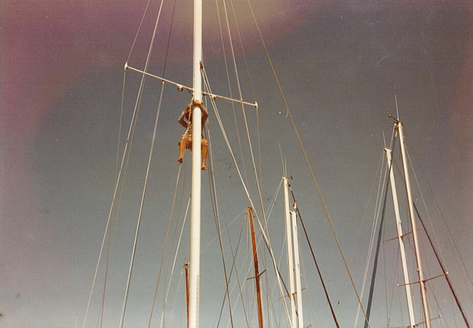 <b>«AKROBAT»:</b> Leslie hang høyt oppi masten på en av båtene sine på en havn i Bahamas og rigget seil før han stakk av gårde.