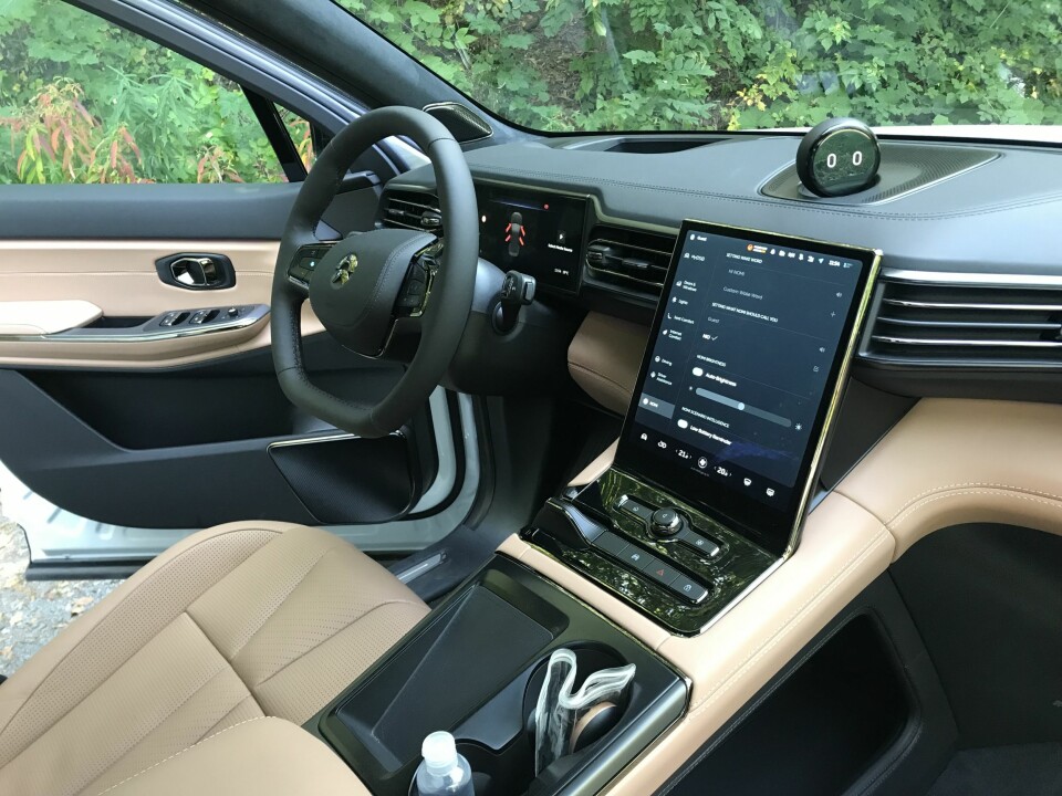 PENT GJORT: Høy og smart innredet midtkonsoll. Ansiktet over den 11,3 tommer store berøringsskjermen er NOMI, som du kan snakke til.