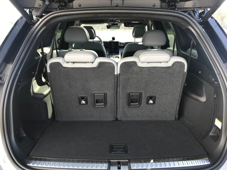 PLASS: Selv med tredje seterad i bruk er lastevolumet på 310 liter. ES8 er en ganske bred bil, rundt åtte centimeter bredere enn for eksempel Ford Mustang Mach-e