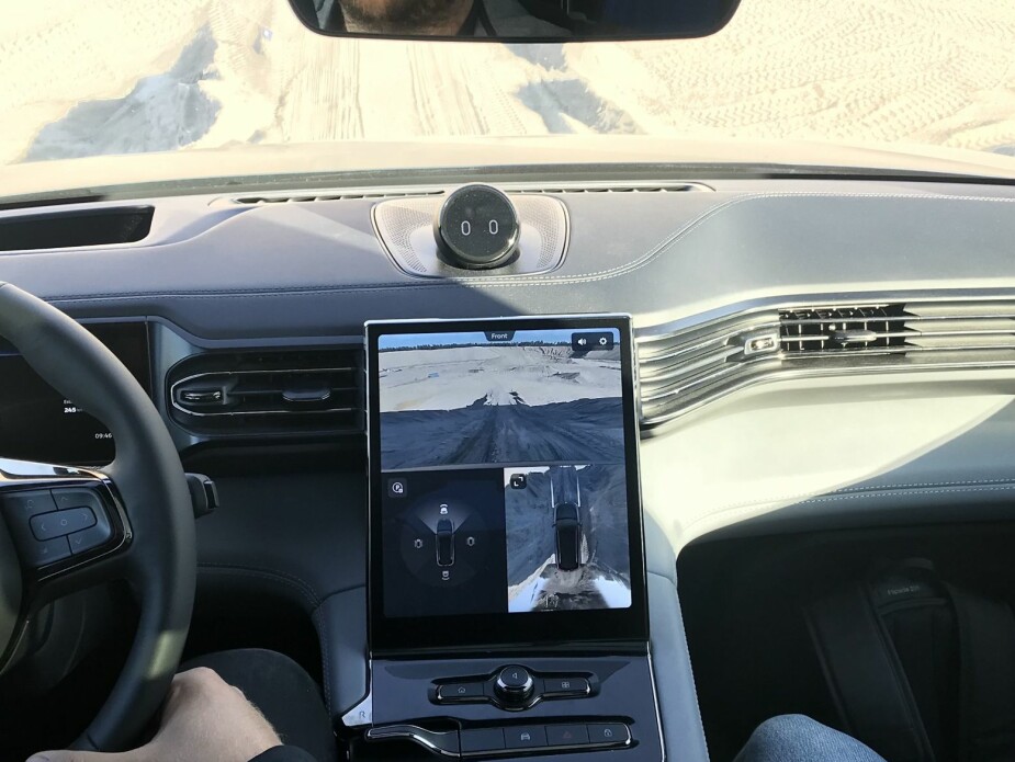 <b>ØYNE:</b> Et 360-graders HD-kamera hjelper deg å holde oversikten rundt bilen. 