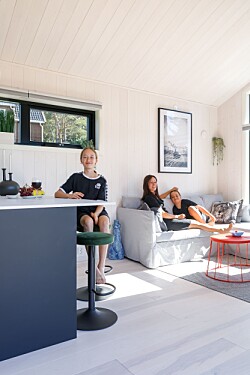 Minihytta er liten og likevel praktisk. Kjøkkenøya brukes som spisebord og tegnebord. Sofaen fra Ikea kan trekkes ut til å bli en gjesteseng.