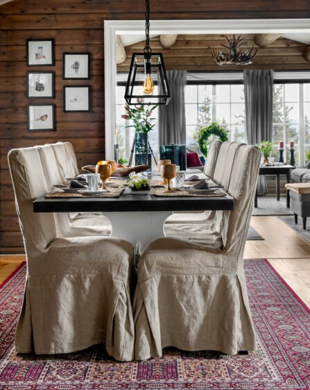 Gammelt og nytt. Spisestuemøblementet består av et gammelt kjøkkenbord med en ny, lang bordplate, og stolene er kjøpt via Finn. Taklampen er fra Lampehuset.