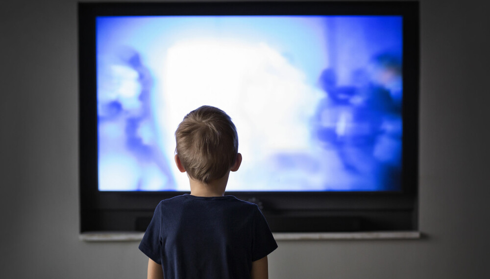FOR NÆRT: At barnet sitter unormalt nært TV-en kan være et tegn på dårlig syn.