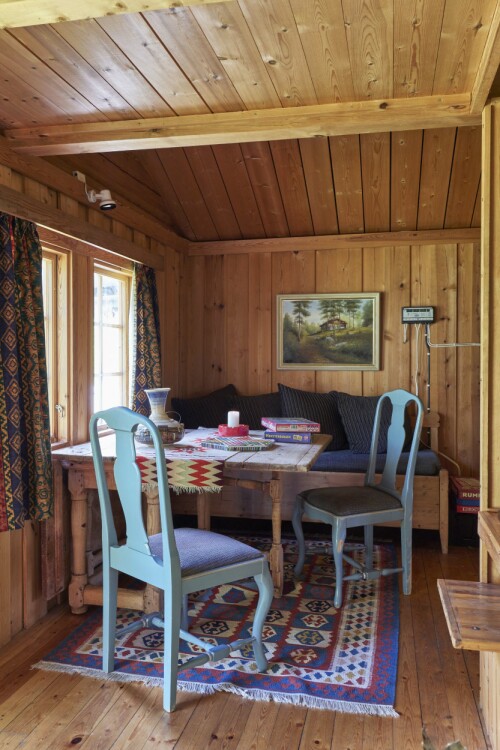 Den innerste stuen er møblert med en sittebenk og et trebord. Det er fint å ha god plass å spre seg på når man er flere på hytta.
