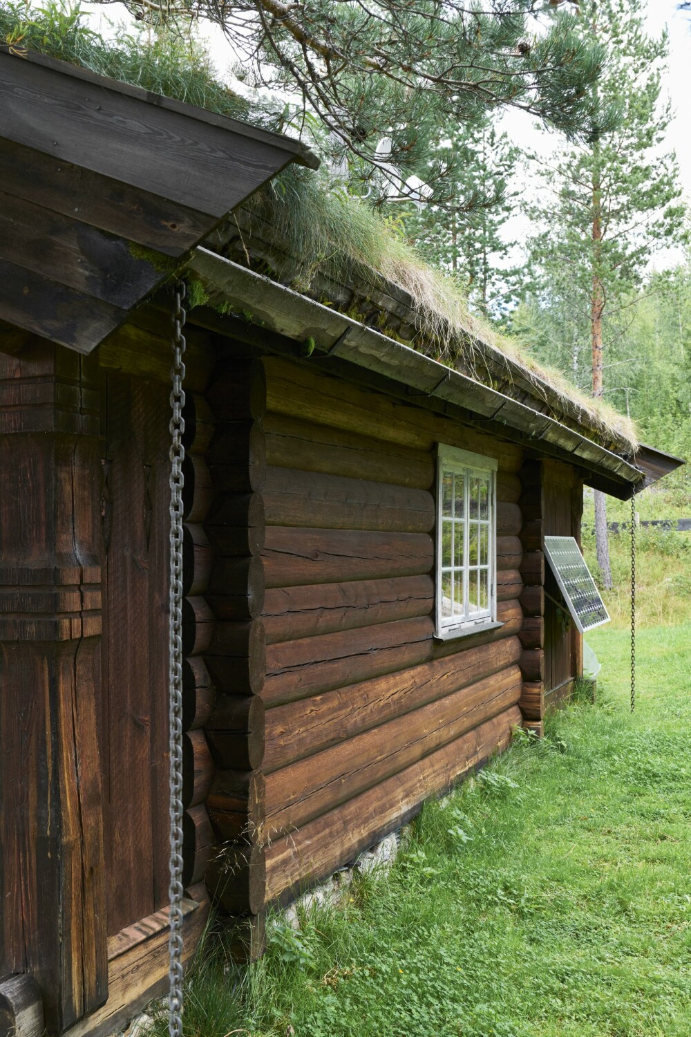 Hytta har stått der siden 1976. Rolvs foreldre fikk bygget den, og nå brukes den av deres sønn og hans familie. Det er montert solcellepanel på veggen som gir strøm til lamper, tv og vannpumpe.
