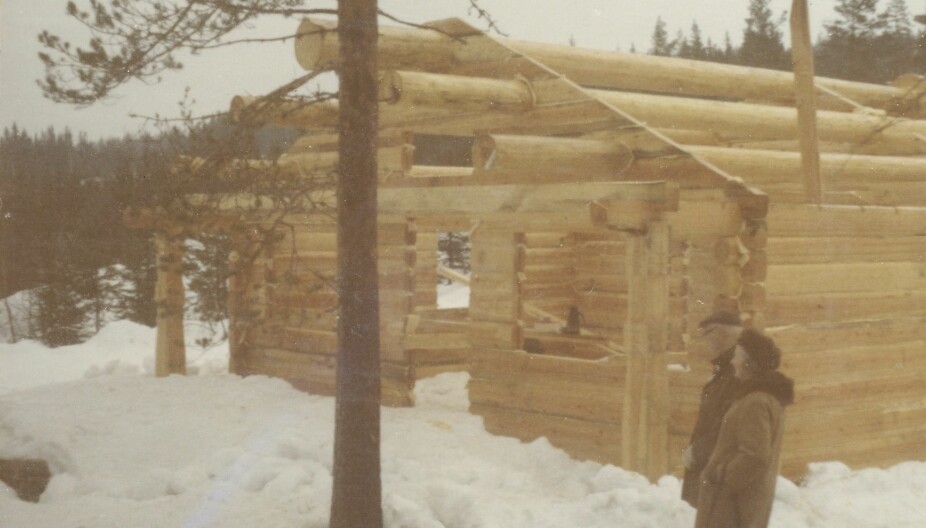 <b>BYGGINGEN: </b>Her er hytta i Sigdal avbildet under byggingen i 1976.