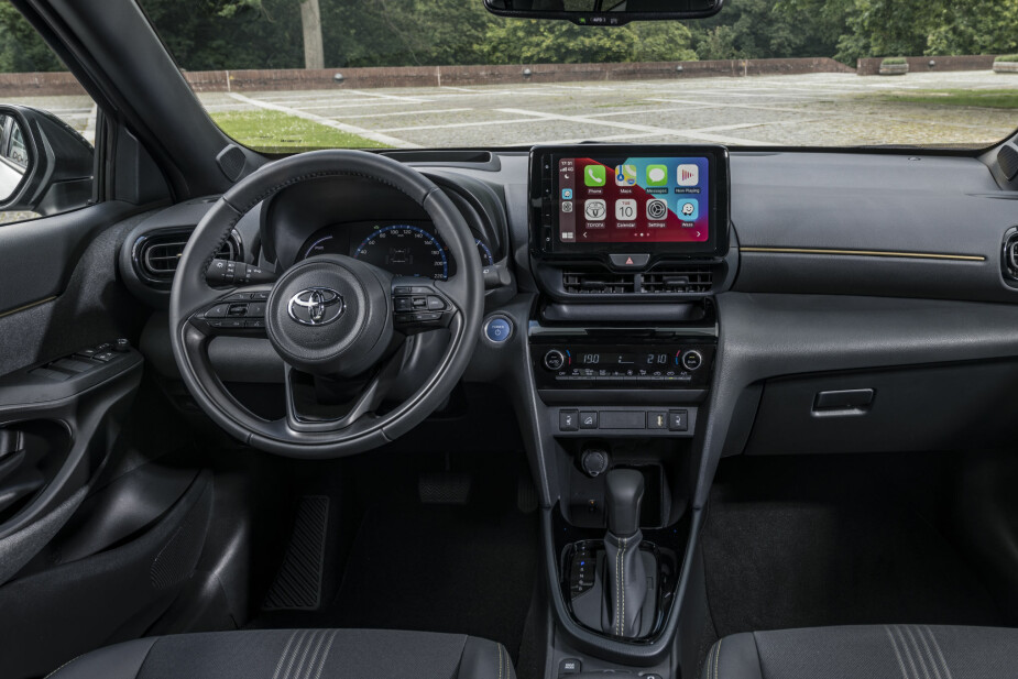 <b>SKJERM:</b> Toyota lanserer en ny nitommers skjerm med Yaris Cross, men den norske importøren vil utstyre Cross med åttetommers-skjermen som de kjenner fra før. Grunnen er at de er usikre på brukervennligheten til den nye skjermen som er basert på 4G. Den nyeste skjermen er heller ikke kompatibel med Teammate Advanced Park. 