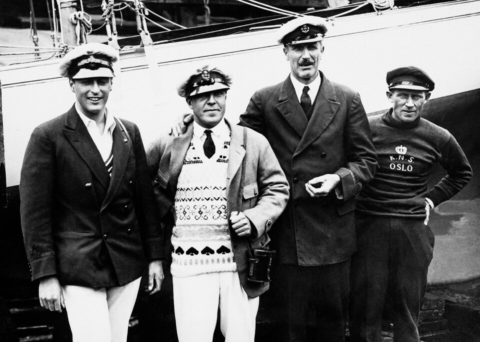SEILERPRINSEN: Johan Anker ble Olavs seilerlærer og mentor. Her er de sammen på Cowes-regattaen på Isle of Wight i 1926. Fra venstre Olav, Torleiv S. Cornelliussen, Johan Anker og gasten Ole Andersen.