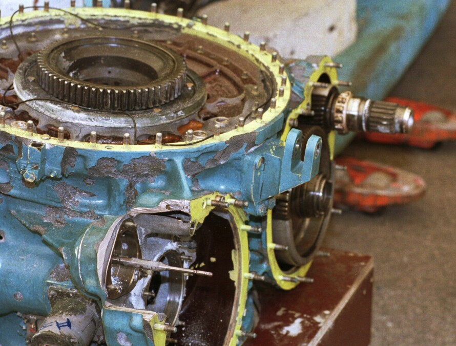 Kjeller. Hovedgearboksen fra Super Puma-helikopteret som havarerte ved Nornefeltet 8. september. Etterforskningen viser at det var utmattningssprekker i høyre akseltapp på hovedgearboksen. Foto: Ørn E. Borgen / NTB