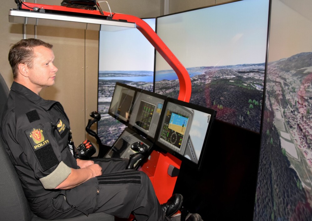 <b>INNENDØRSHELIKOPTER:</b> – Simulatoren er et godt hjelpe­middel når vi skal prøve ut nye ting, forteller helikopterpilot Steve Gulbrandsen. På skjermene ser vi at han «flyr» innover mot Oslo.
